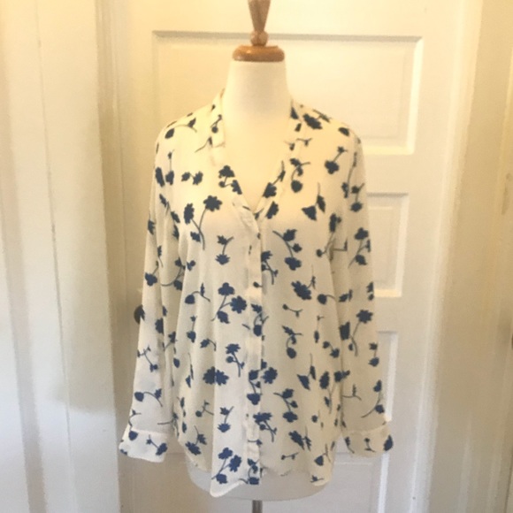 Banana Republic Tops - Banana Republic wrinkle free flower blouse Banana Republic Tops - Banana Republic wrinkle free flower blouse